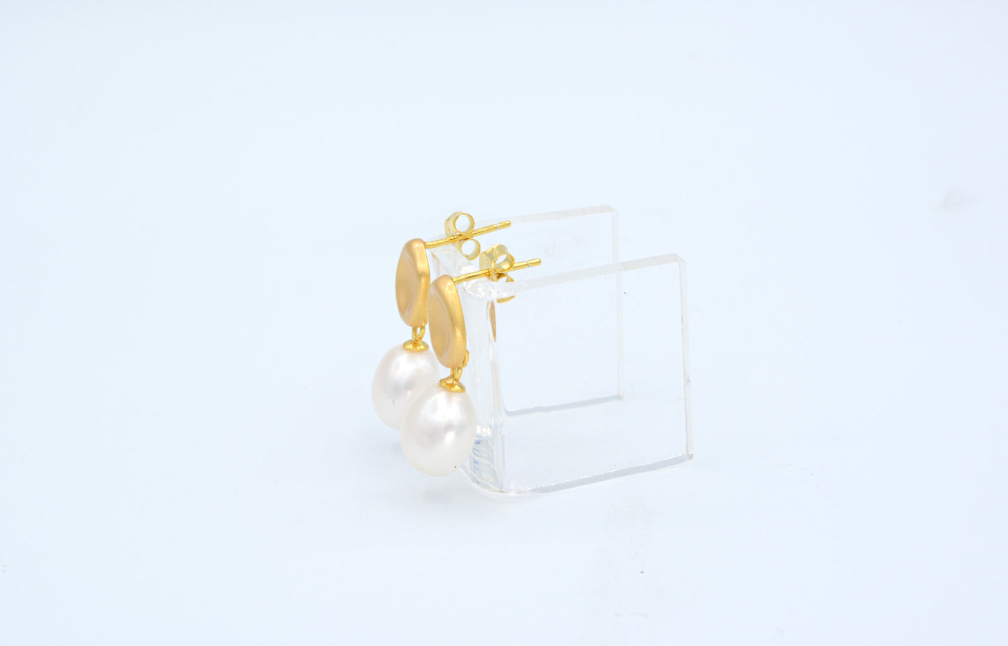 Pearl earrings with matte gold post