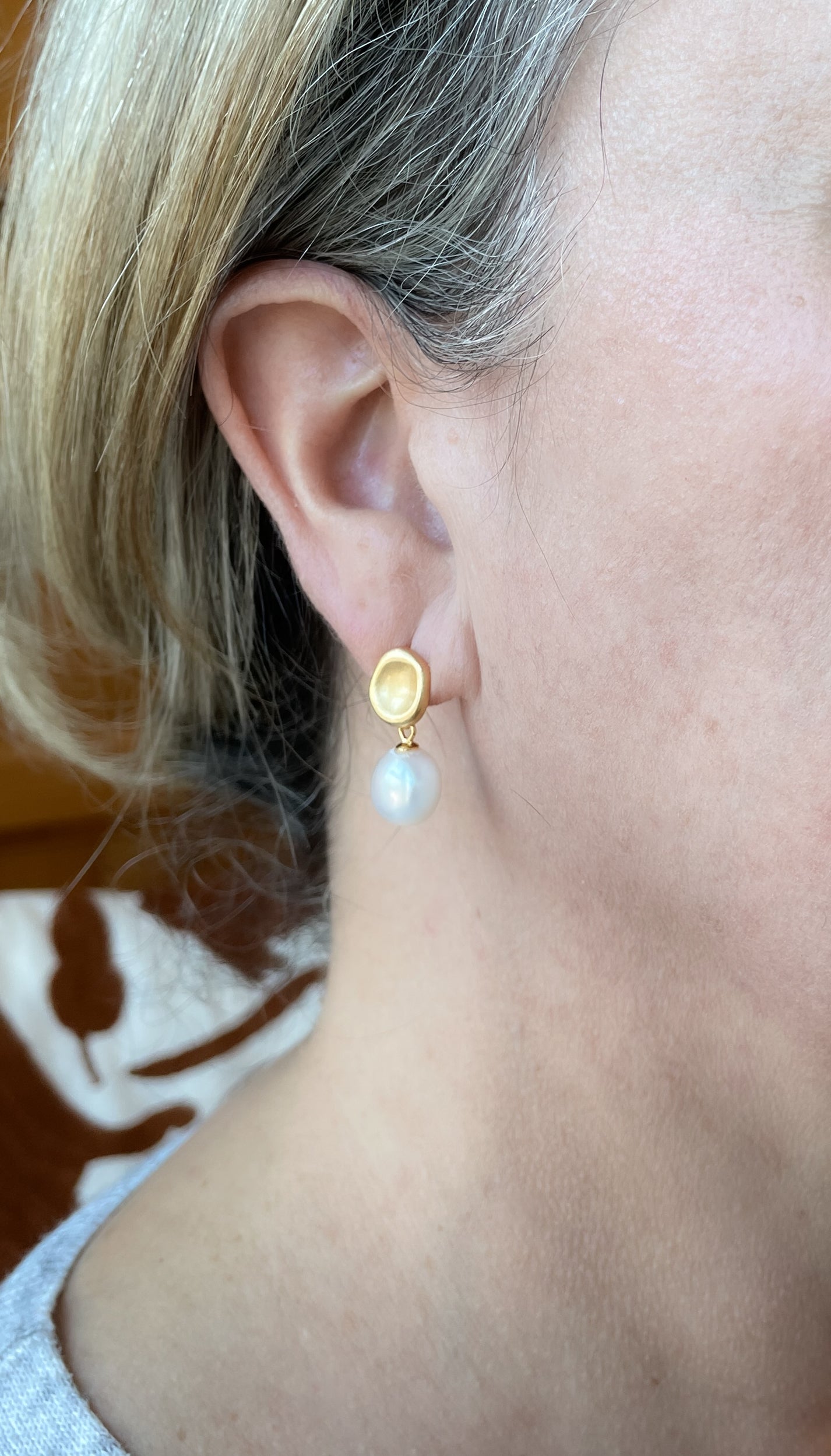 Pearl earrings with matte gold post
