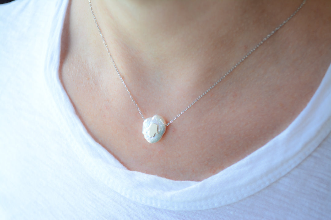Silver freshwater pearl necklace with Hamsa