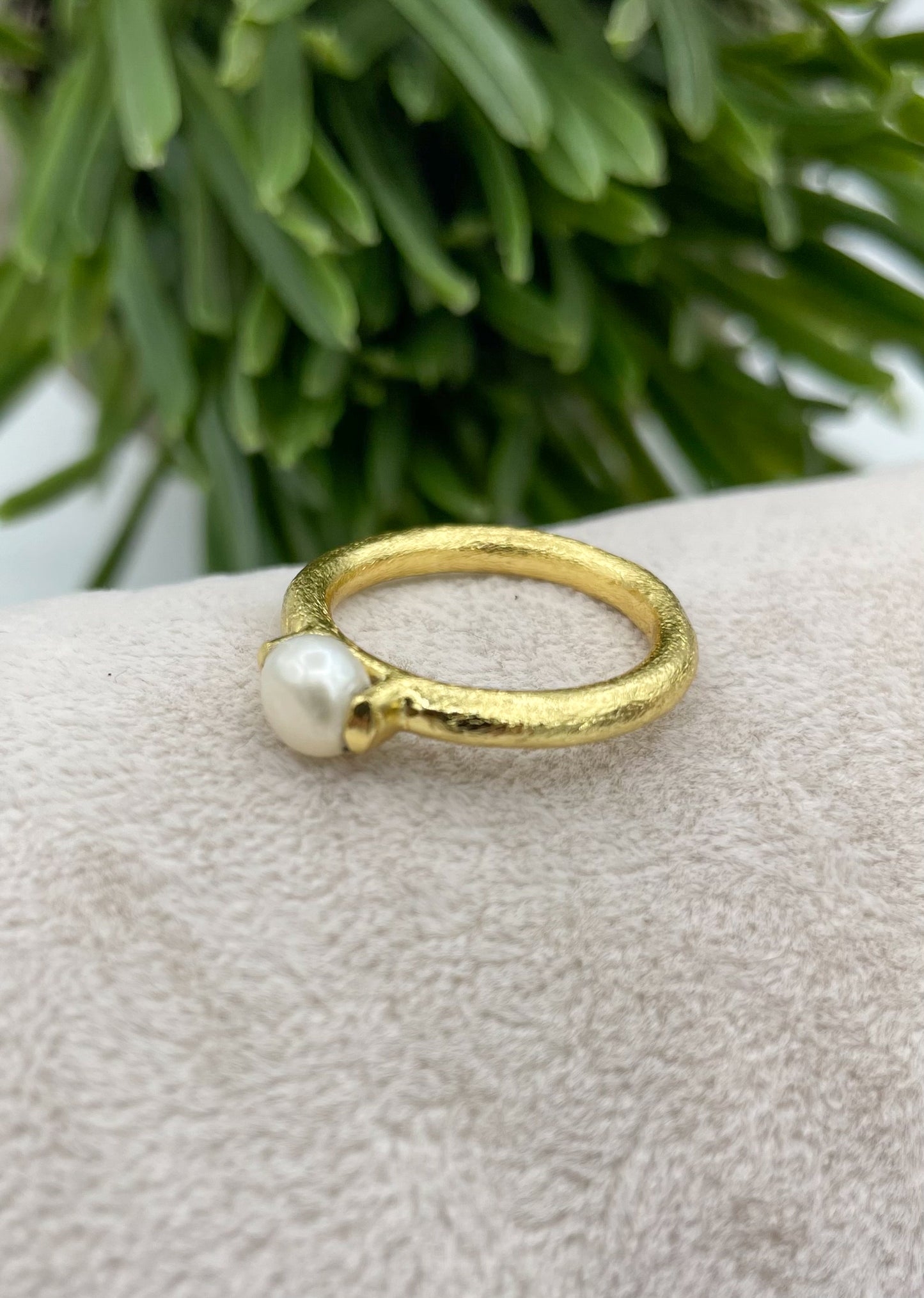 Matte gold ring with pearl