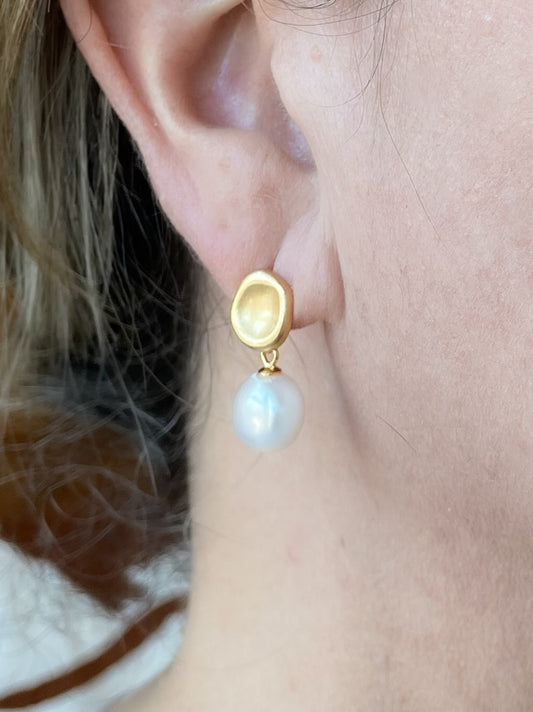 Pearl earrings with matte gold post