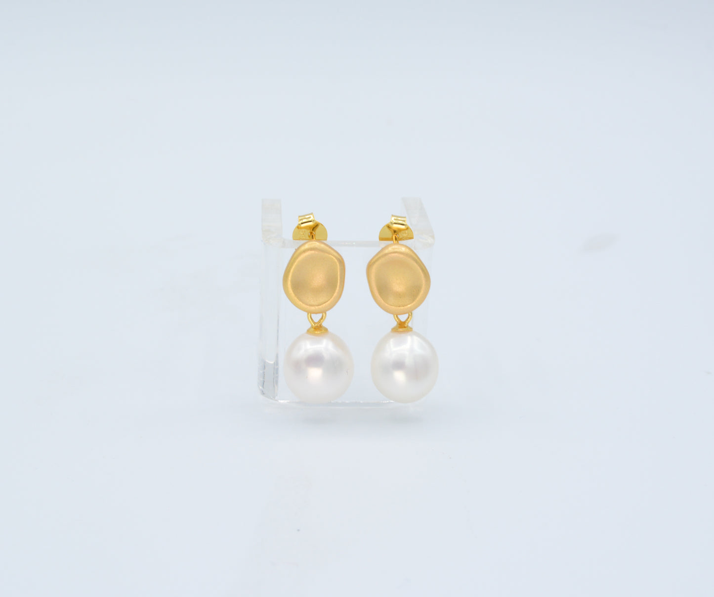 Pearl earrings with matte gold post