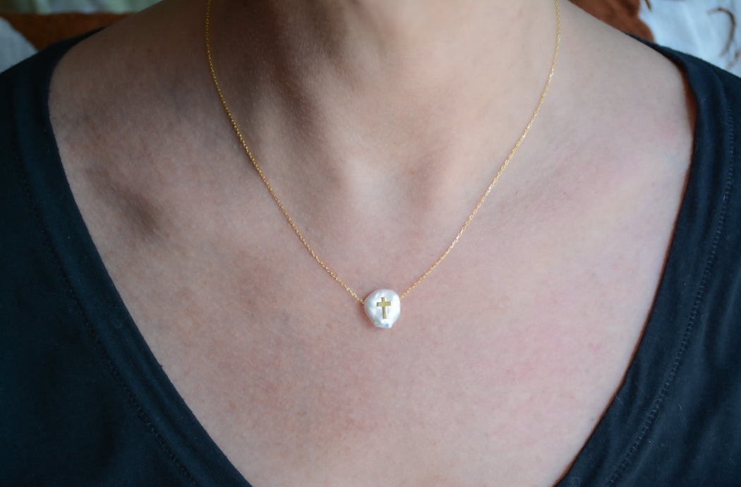 Freshwater pearl necklace with Cross