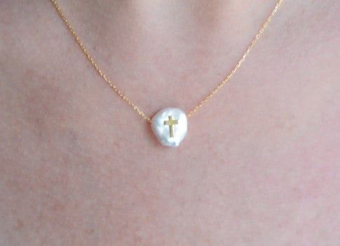 Freshwater pearl necklace with Cross