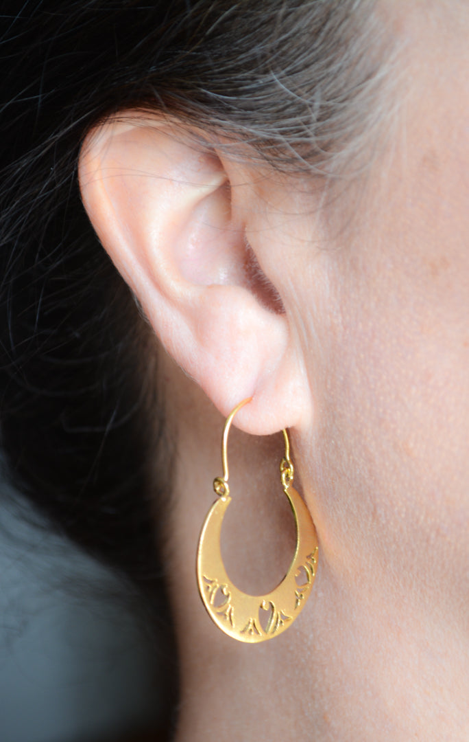 Filigree crescent hoop earrings