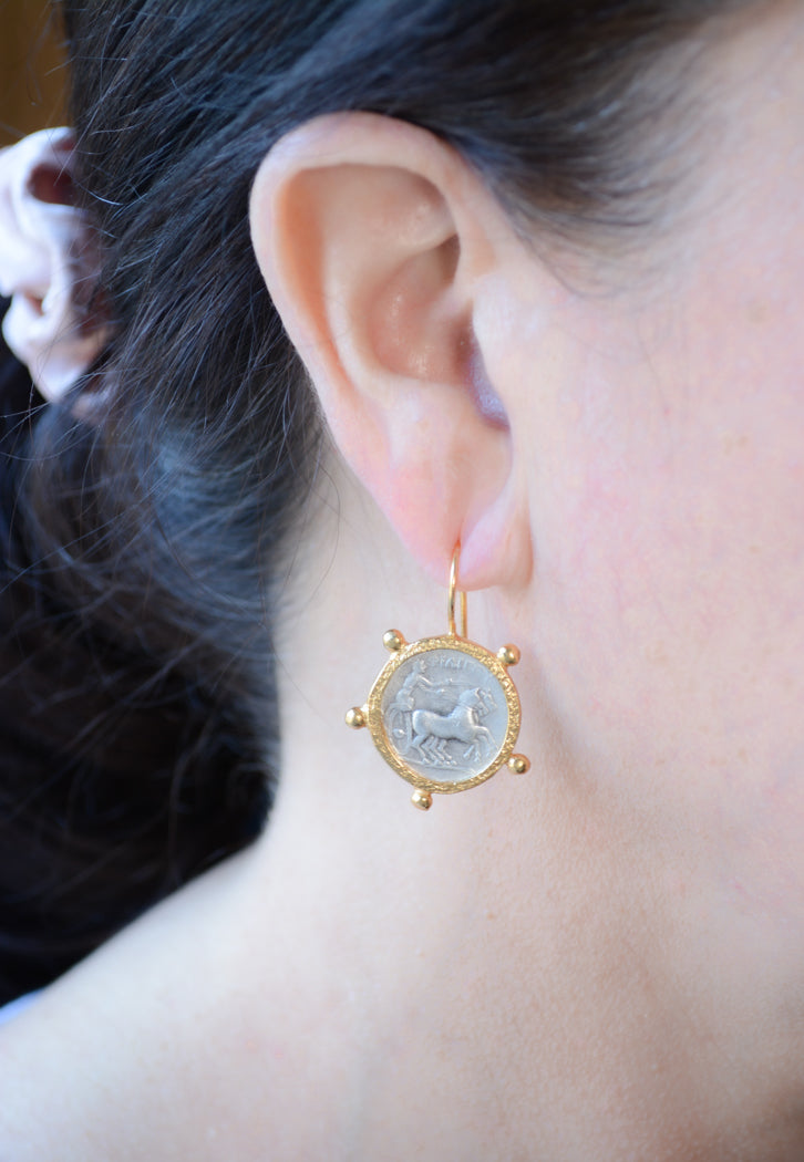 Two-tone gold and rhodium Roman coin with chariot earring
