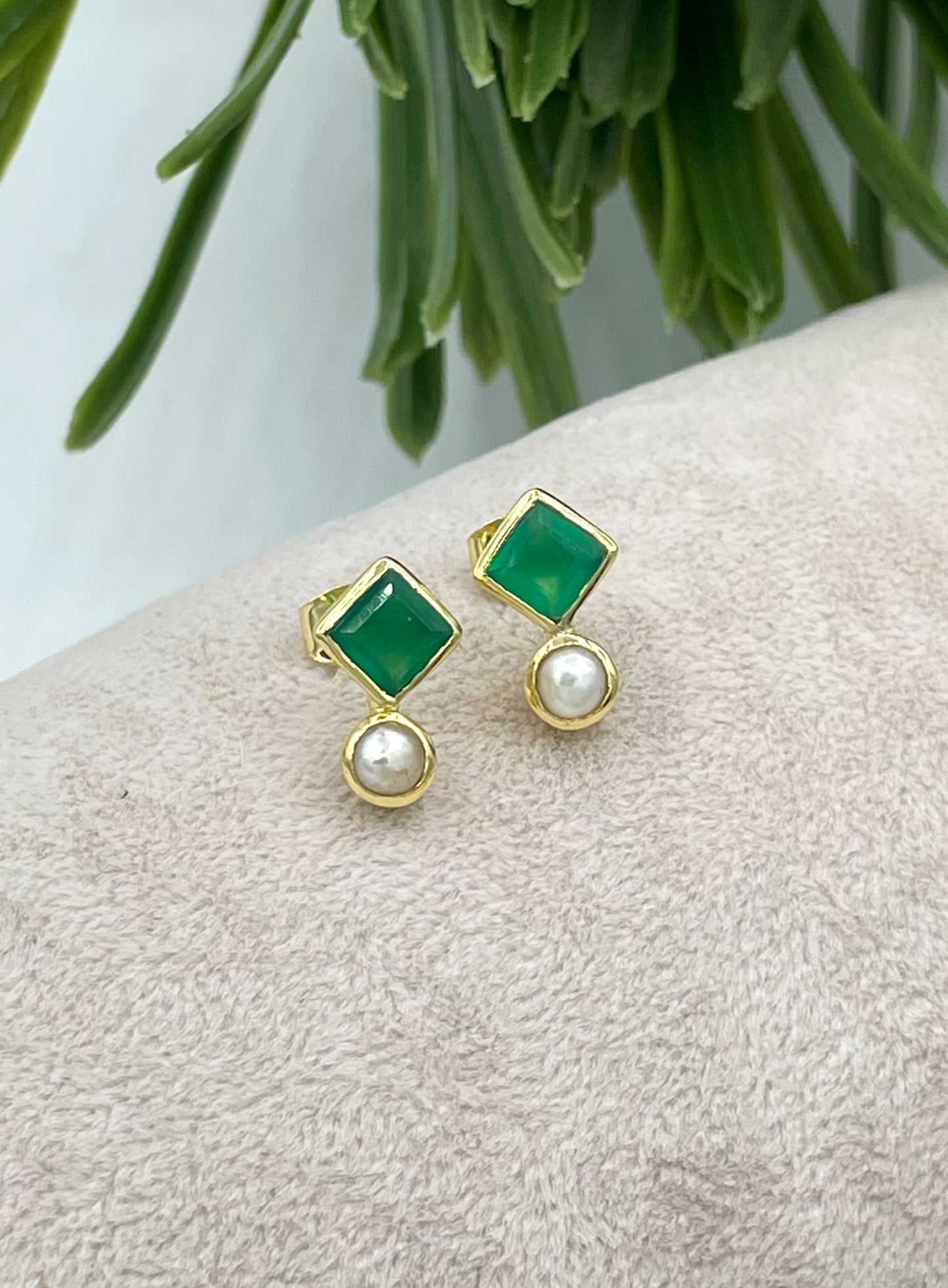 Gold pearl and green onyx stud earrings