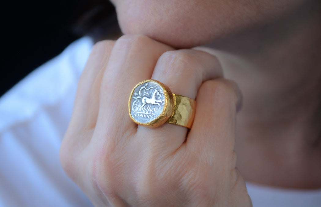 Adjustable two-tone coin ring with hammered band