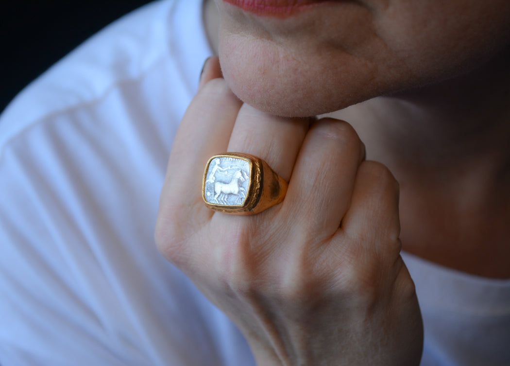 Adjustable two-tone coin ring with square setting