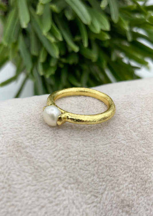 Matte gold ring with pearl